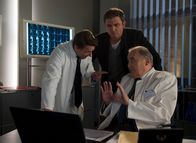 Der Bergdoktor – Die Krebsdiagnose ihres Patienten beschäftigt Dr. Kahnweiler (Mark Keller, l.), Prof. Fendrich (Lambert Hamel, r.) und Dr. Gruber (Hans Sigl, M.).