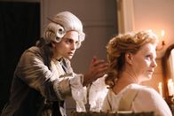 Terra X: Ein Tag in... – Die Chance, eine Adlige (Liene Beinerovica, r.) am Hof von Versailles zu frisieren, gibt Léonard Minet (Max Hegewald, l.) die Möglichkeit, sich einen Namen als Damenfriseur zu machen.