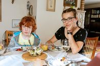 Rentnercops – Lotta (Katharina Witza, r.) und Joschua (Paul Eilert, l.) lauschen interessiert den Streitereien der Erwachsenen.