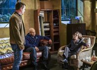 Navy CIS: L.A. – Hetty (Linda Hunt, r.) hat für Sam (LL Cool J, M.) und Callen (Chris O'Donnell, l.) einen neuen Fall, als ein Ingenieur, der an einer neuen Lenkrakete gearbeitet hat, ermordet aufgefunden wurde ...