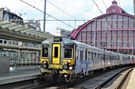 Eisenbahn-Romantik – Ausfahrt eines Regionalzuges aus der Halle des Antwerpener Hauptbahnhofs älteren Semesters.