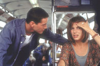 Speed – Gemeinsam mit dem Polizisten Jack Traven (Keanu Reeves, l,) sucht Annie (Sandra Bullock, r.) einen Ausweg aus der rollenden Katastrophe.