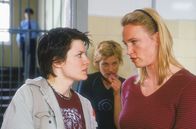 Hinter Gittern - Der Frauenknast – Martina (Judith Sehrbrock, li.) hat durchschaut, dass Simone (Susanne Schlenzig) eine ihrer Nieren Uschi gespendet hat. Simone bittet sie, das für sich zu behalten. (hi. Sanna Englund)
