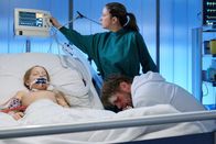 In aller Freundschaft – Clemens Körner (Kai Scheve, re.) spukt mittlerweile Blut, verweigert aber immer noch jede Untersuchung oder Behandlung. Er wird nicht von der Seite seiner kleinen Tochter Julia (Frida Elise Pechstein, li.) weichen. Oberschwester Arzu (Arzu Bazman) muss an ihre Kinder denken und in einer Übersprunghandlung schaltet sie die Kontrollgeräte von Julia ab.