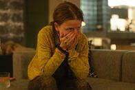 Die zweite Welle – Alexandra (Karoline Schuch) entscheidet sich im letzten Moment gegen eine Heroin-Spritze.