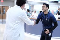 Atlanta Medical – Ezra Dreyfuss (Eli Gelb, l.); Dr. Devon Pravesh (Manish Dayal, r.)