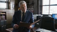 Elementary – Gregson (Aidan Quinn) sieht verzweifelt mit an, wie sein Team mit ihrem schwersten Fall zu kämpfen haben ...