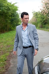 Burn Notice – Nachdem Michael (Jeffrey Donovan) einen Schwerverbrecher bei seiner letzten Aktion hinter Gitter gebracht und dem Chef des Managements das Leben gerettet hat, genießt er nun das volle Vertrauen des FBIs.