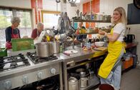 7 Tage ... – hr-fernsehen 7 TAGE ... IN DER KOMMUNE, "Ein Film von Nina Fehr und Anna Barkowski" Uhr. „7 Tage“-Reporterin Nina muß in der Kommune ASTWERKe natürlich auch Aufgaben übernehmen, zum Beispiel Kochen.