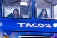 Scorpion – Können Paige (Katharine McPhee, l.) und Happy (Jadyn Wong, r.) noch rechtzeitig ein Gegenmittel finden, bevor der Tod eines Präsidenten den dritten Weltkrieg auslöst?