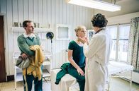 Charité – Leistungsturnerin Katharina (Lilly von Klitzing, M.) und ihr Trainer Hajo Brennscheidt (Peter Miklusz, l.) suchen Hilfe bei Dr. Ingeborg Rapoport (Nina Kunzendorf, r.).