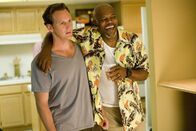 Lakeview Terrace – Als sich Chris (Patrick Wilson, l.) wegen Ruhestörung bei seinem Nachbarn Abel (Samuel L. Jackson, r.) beschweren will, platzt er gerade in einen Junggesellenabschied. Schnell wird er in die Partyrunde mit einbezogen ...