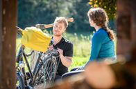 Sturm der Liebe – Max (Stefan Hartmann, l.) hilft Liesl (Anuschka Tochtermann, r.). mit ihrem Fahrrad.