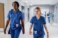 Transplant - Ein besonderer Notarzt – Kolleginnen bei der Arbeit: Ayisha Issa als June Curtis, Laurence Leboeuf als Magalie Leblanc
