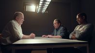 Watzmann ermittelt – Ludwig Kirchberger (Andreas Pegler, l.) wird aufgrund der Erpressung der Familie Grainer von Benedikt Beissl (Andreas Giebel, M.) und Jerry Paulsen (Peter Marton, r.) verhört.