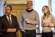 Mankells Wallander – Martinsson (Douglas Johansson, links), Linda Wallander (Charlotta Jonsson) und Svartman (Fredrik Gunnarson) verabschieden ihren langjährigen Vorgesetzten.