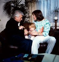 Ich heirate eine Familie – Rechte Freude kommt für Werner auf, als er nach seiner Operation auch wieder mit Franziska spielen kann. (V.li.n.re.: Peter Weck, Frauke Tholen, Thekla Carola Wied).