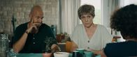 3 Hz – Felix (Junes Callaert) im Gespräch mit seinem Vater (Stan Van Samang) und seiner Oma (Ann Tuts).