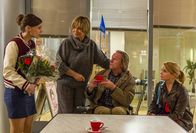 Danni Lowinski – Während Danni (Annette Frier, r.) nicht damit zurechtkommt, dass ihre Mutter (Judy Winter, 2.v.l.) nach 30 Jahren wieder vor ihr steht, sind Kurt (Axel Siefer, 2.v.r.) und Bea (Nadja Becker, l.) sehr angetan von Ruth ...
