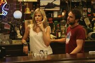 It's Always Sunny in Philadelphia – Dee Reynolds (Kaitlin Olson, l.); Charlie Kelly (Charlie Day, r.)