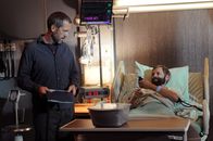 Dr. House – House (Hugh Laurie, li.), der eigentlich zu sehr mit seinen eigenen Problemen beschäftigt ist, muss herausfinden, was die Leiden des Patienten James Sidas (Esteban Powell) verursacht.