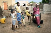 Kadoua und die Elefanten – Seit dem Tod ihres Mannes kümmert sich Kadoua alleine um ihre Söhne und Enkelkinder.
