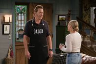 How I Met Your Father – Robert (John Corbett, l.); Sophie (Hilary Duff, r.)