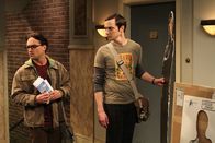 The Big Bang Theory – Während Sheldon (Jim Parsons, r.) vor der Wohnungstür einen Mr. Spock-Pappaufsteller auspackt und dabei eine üble Entdeckung macht, fasst sich Leonard (Johnny Galecki, l.) ein Herz und lädt Penny zum Abendessen ein ...