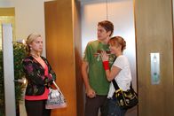Verliebt in Berlin – Timo (Matthias Dietrich, M.) und Hannah (Laura Osswald, r.) bemerken nicht, dass Kim (Lara-Isabelle Rentinck, l.) eifersüchtig auf sie reagiert.