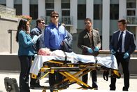 Castle – In einem Wassertank wird die Leiche einer jungen Frau gefunden. Lanie Parish (Tamala Jones, l.), Castle (Nathan Fillion. 3.v.l.), Esposito (Jon Huertas, 2.v.r.) und Ryan (Seamus Dever, r.) übernehmen den Fall ...