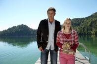 Der Bergdoktor – Lena Grünfeld (Anna Hausburg) zeigt Martin Gruber (Hans Sigl) die Stelle, wo ihre Mutter vor vielen Jahren ums Leben kam.