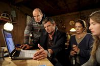 Der Bergdoktor – Martin Gruber (Hans Sigl, 2.v.l.) durchsucht den Rechner von Leon. Seine Freundin Emma (Constanze Wächter, r.)) und ihre Eltern (Herbert Trittnigg, l., Patricia Hirschbichler, 2.v.r.) sind gespannt, ob sich rausfinden lässt, welches illegale Medikament Leon bestellt hat.