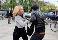 Rote Rosen – ARD ROTE ROSEN FOLGE 1742 Uhr im ERSTEN. Malte (Marcus Bluhm, l.) muss hilflos mit ansehen, wie Tine (Maike Bollow, M.) vor ihrer Abreise nach Mallorca, von einem Unbekannten (Komparse, r.) überfallen wird.