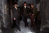 Ripper Street – (v.l.n.r.) Detective Sergeant Bennet Drake (Jerome Flynn), Detective Inspector Edmund Reid (Matthew Macfadyen), Captain Homer Jackson (Adam Rothenberg)
