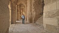 Kolosseum: Aufstieg und Fall des Römischen Reiches – Der Archäologe Nejib Ben Lazreg geht durch die Gänge des Amphitheaters von El Jem in Tunesien.(Blink Films)