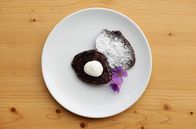 Zu Tisch ... – Heidelbeerküchlein mit Bergkäse und Sauerrahm