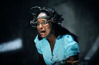 Saw VI – Muss innerhalb von 60 Sekunden mehr Gewicht als ihr Kollege verlieren. Kredithai Simone (Tanedra Howard) greift zum Messer ...