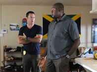 Hawaii Five-0 – Sind dazu gezwungen zusammenarbeiten, um die Staatssicherheit ihres Landes zu schützen: Steve (Alex O'Loughlin, l.) und Lou Grover (Chi McBride, r.) ...