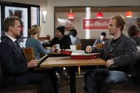 How I Met Your Mother – Als Verlobter von Robin will Barney (Neil Patrick Harris, l.) alles über sie wissen und reist deshalb nach Kanada. Doch wird er von Simon (James van der Beek, r.) erfahren, wen Robin früher gestalkt hat?; Als Verlobter von Robin will Barney (Neil Patrick Harris, l.) alles über sie wissen und reist deshalb nach Kanada. Doch wird er von Simon (James van der Beek, r.) erfahren, wen Robin früher gestalkt hat?