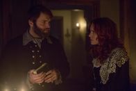 Salem – Cotton (Seth Gabel, l.) kehrt nach Salem zurück, um Anne (Tamzin Merchant, r.) und sein ungeborenes Kind zu retten, doch lässt sich der Dunkle Lord wirklich auf einen Deal mit ihm ein?