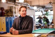 Der Alte – Im Obdachlosen-Café gibt es für Caspar Bergmann (Thomas Heinze) nicht nur heißen Kaffee, sondern auch neue Erkenntnisse.