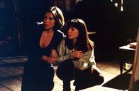 Charmed - Zauberhafte Hexen – Phoebe (Alyssa Milano, l.) und Piper (Holly Marie Combs, r.) verstecken sich auf dem Dachboden ...
