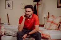 Dahoam is Dahoam – Felix (Shayan Hartmann) muss sich Gedanken um seine Finanzen machen.