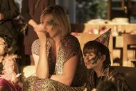 Tully – Marlo (Charlize Theron, m.), Jonah (Asher Miles Fallica, r.)