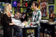 The Big Bang Theory – Kaley Cuoco (Penny), Kevin Sussman (Stuart).