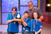 1, 2 oder 3 – Das blaue Rateteam aus Alzey/Deutschland hat allen Grund zu Jubeln: Elton gratuliert ihnen zum heutigen Sieg bei "1, 2 oder 3".