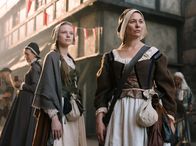 Ein Tag in... – Anna Stein (Julia Thurnau, r.) gibt ihr Wissen an ihre Lehrmagd (Elina Vaska, l.) weiter. Mit ihren Kräuterbeuteln am Kleid waren sie leicht als Hebammen zu erkennen.