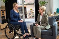 SOKO Stuttgart – Wer hat den Betreiber eines Stuttgarter Escape Rooms erschlagen? Kriminalhauptkommissarin Martina Seiffert (Astrid M. Fünderich, r.) sucht Antworten bei der hinterbliebenen Ehefrau Theresa Pfaff (Franziska Junge, l.) und merkt schnell, dass das Eheleben offensichtlich im Argen lag.