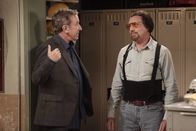 Last Man Standing – Als "undercover boss" versucht Ed (Hector Elizondo, r.) die Produktivität seiner Mitarbeiter zu untersuchen. Wird Mike (Tim Allen, l.) mitspielen?