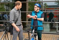In aller Freundschaft – Dr. Kai Hoffmann (Julian Weigend, li.) ist vor der Sachsenklinik Dr. Bruno Herzog (Albrecht Ganskopf, re.) behilflich, der auf einer Fahrradtour gestürzt ist.